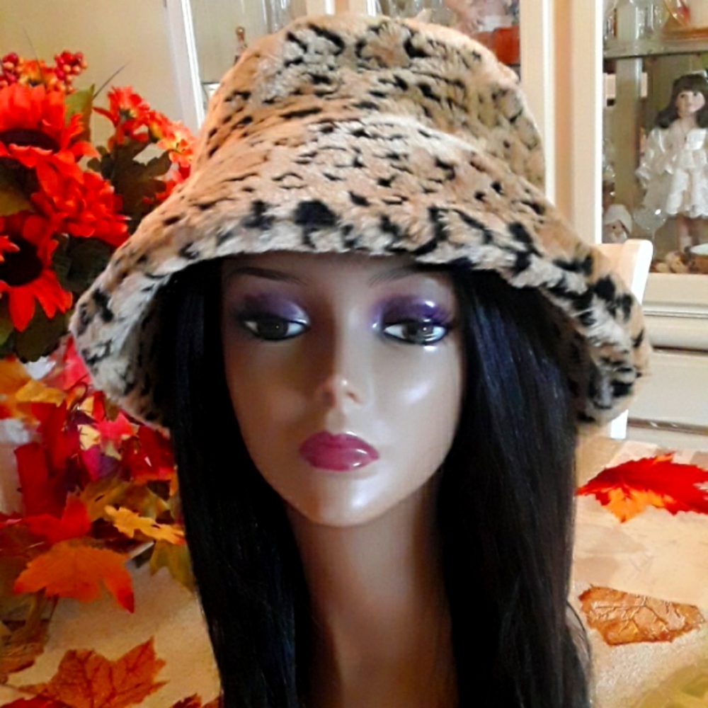 Liz Claiborne Hat faux fur leopard bucket hat O/S